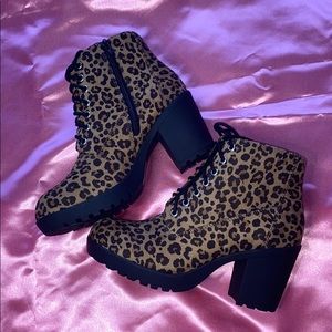 Size 8 in women cheetah boots